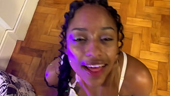 Negra chupando rola no Video amador brasil