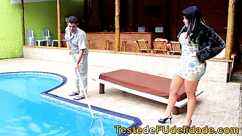 Casada no Flagras e sexo mamando a piroca do limpador de piscina