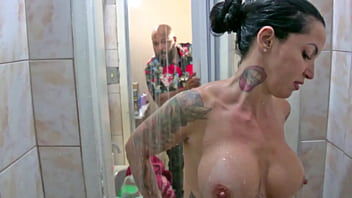 Sexo coroa de mulher depois do banho tomando rola