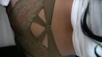 Morena de lingerie verde mamando e dando escondido em POV